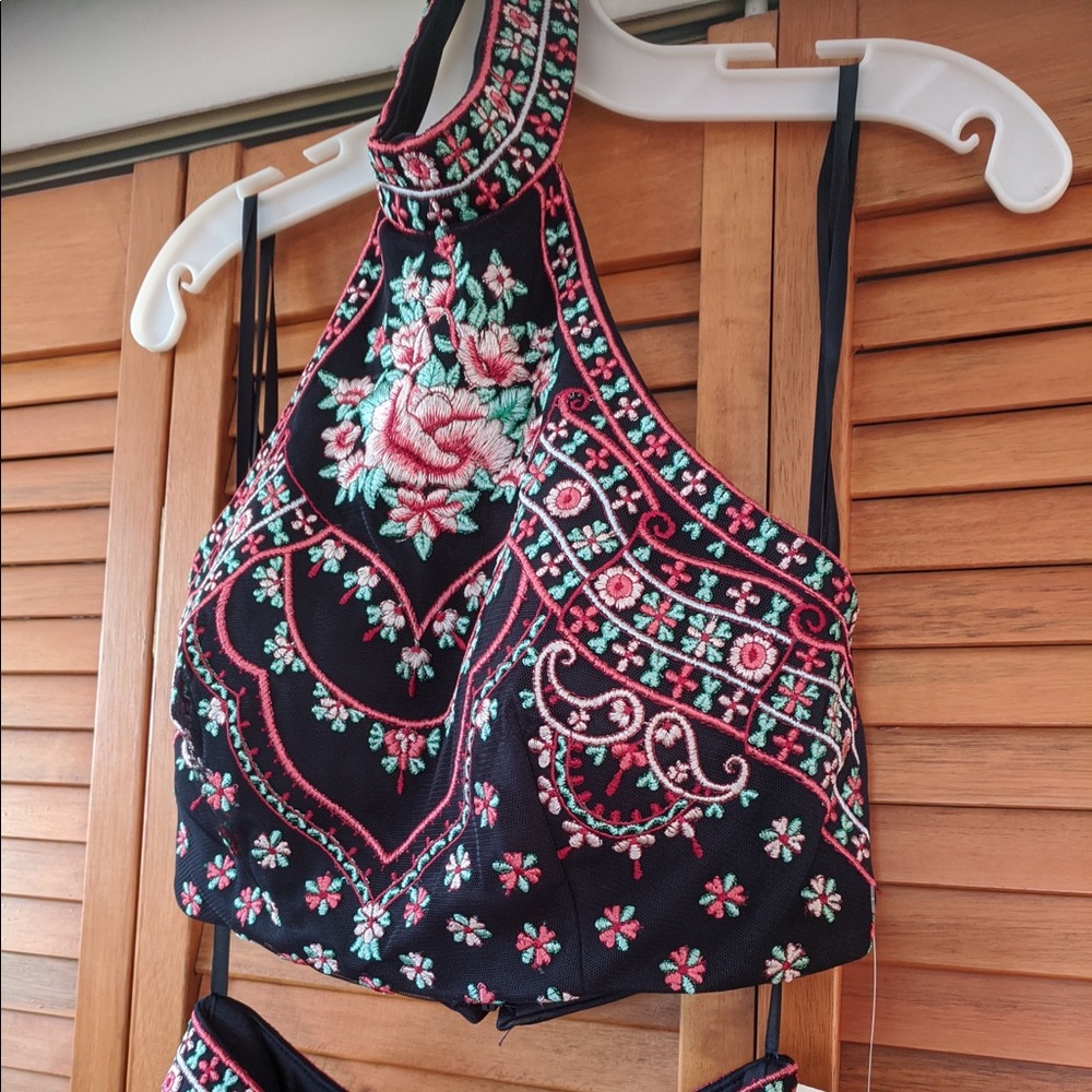 Embroidered prom dress !